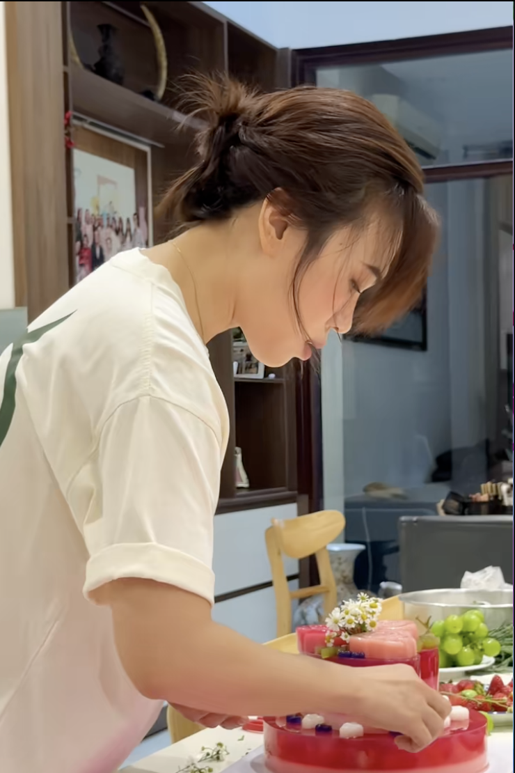 Mỹ Tâm tự tay đổ râu câu, tỉ mỉ tạo hình thành chiếc bánh sinh nhật tặng mẹ