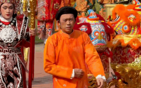 Tình trạng của NS Hoài Linh tại đền thờ 100 tỷ trong ngày giỗ Tổ sân khấu- Ảnh 1. NS Hoài Linh giản dị tham gia nghi lễ