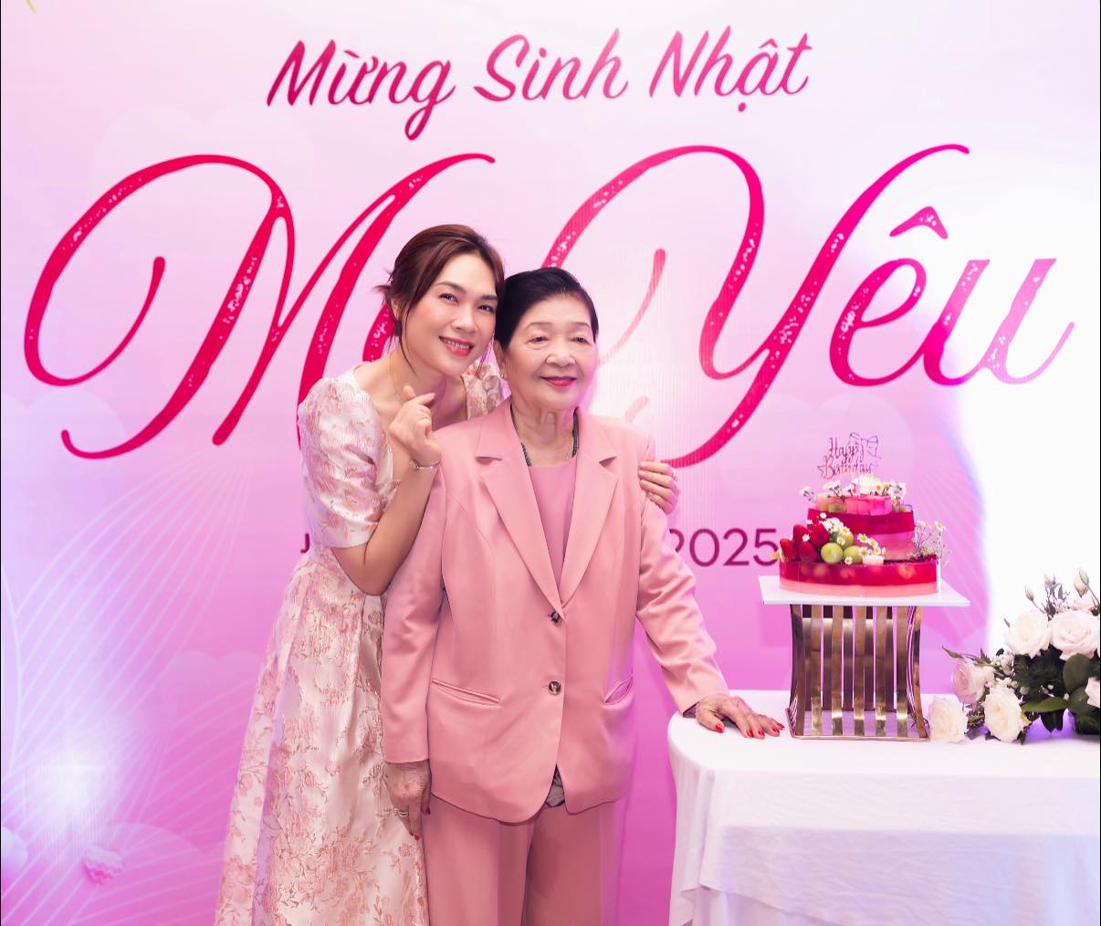 Mỹ Tâm ít chia sẻ về gia đình nhưng luôn dành tình yêu lớn nhất đến người thân thiết