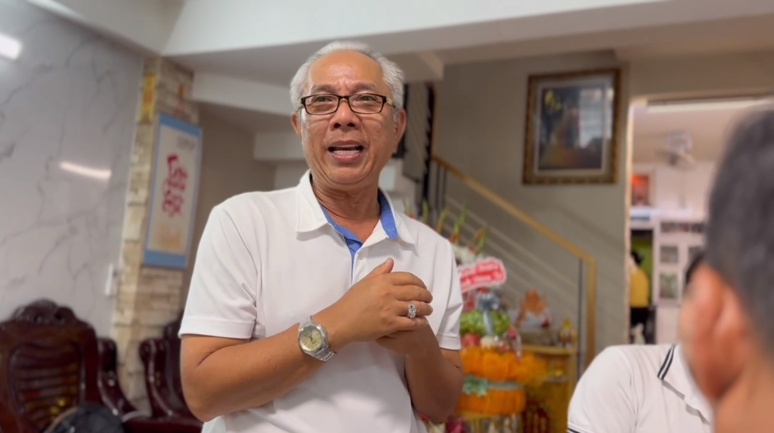 Nghệ sĩ Trung Dân tổ chức cúng Tổ tại nhà riêng Nghệ sĩ Trung Dân bên bàn thờ Tổ