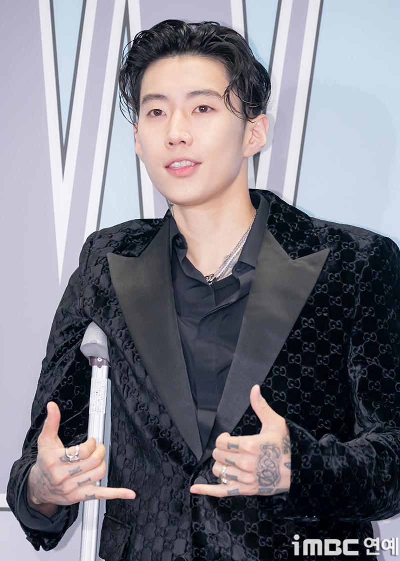 Ca sĩ J biểu diễn gây tranh cãi