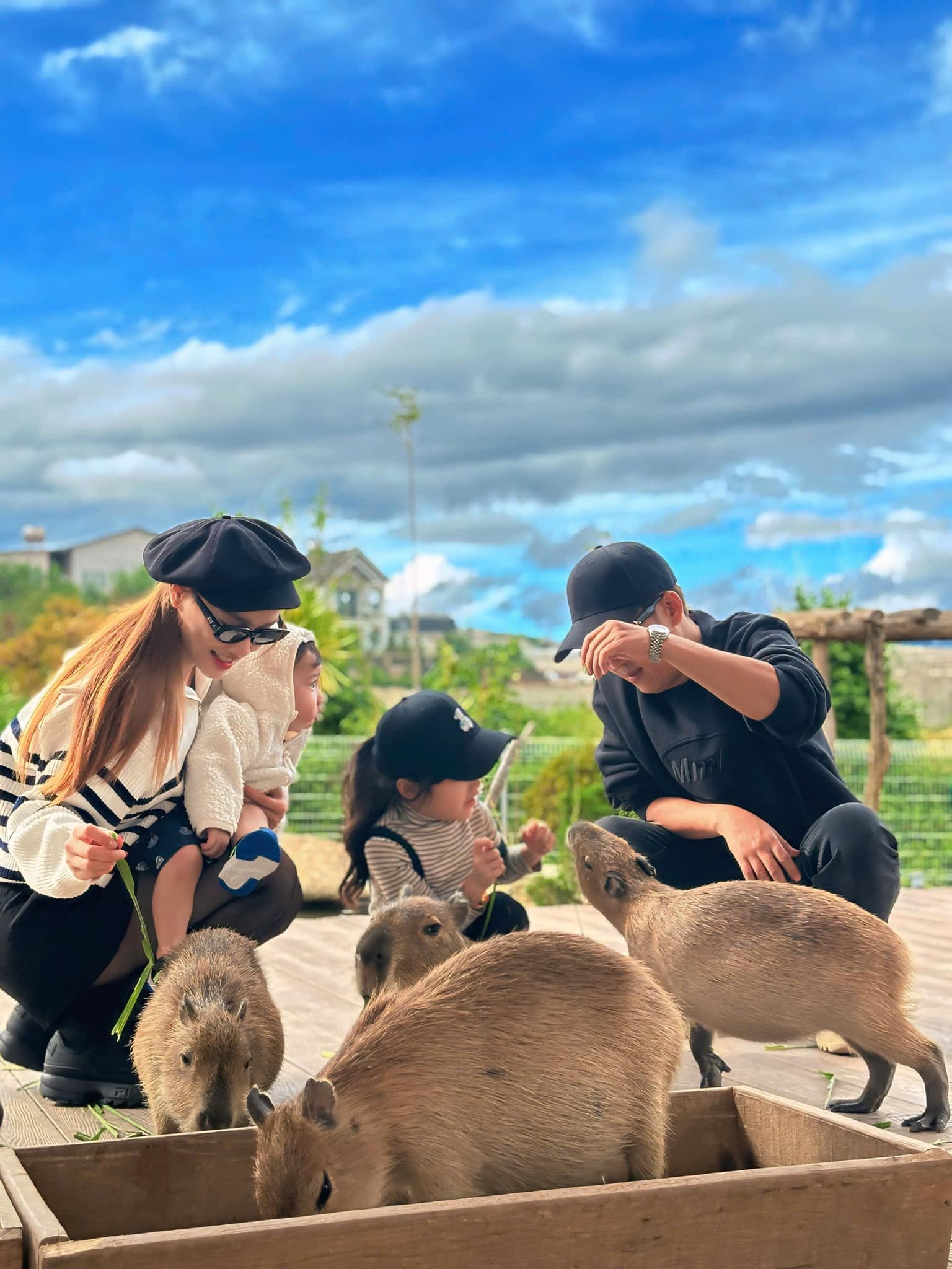 Trường Giang công khai ảnh rõ nét dung mạo con trai- Ảnh 4. Cặp đôi trước kia chỉ úp mở mặt các con, giờ thoải mái chia sẻ hơn