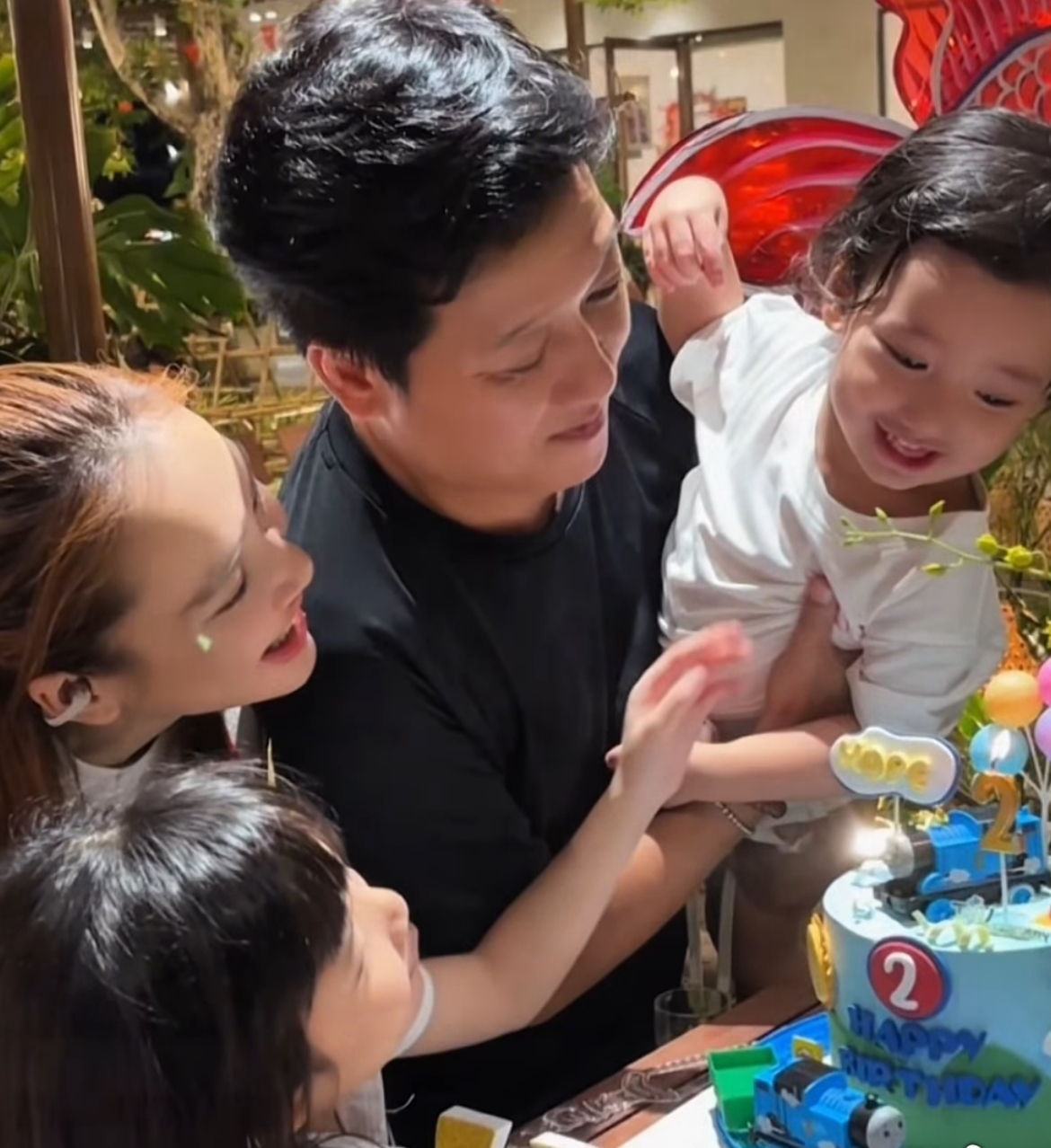 Trường Giang công khai ảnh rõ nét dung mạo con trai- Ảnh 2. Bé Destiny có hành động đáng yêu với em trai