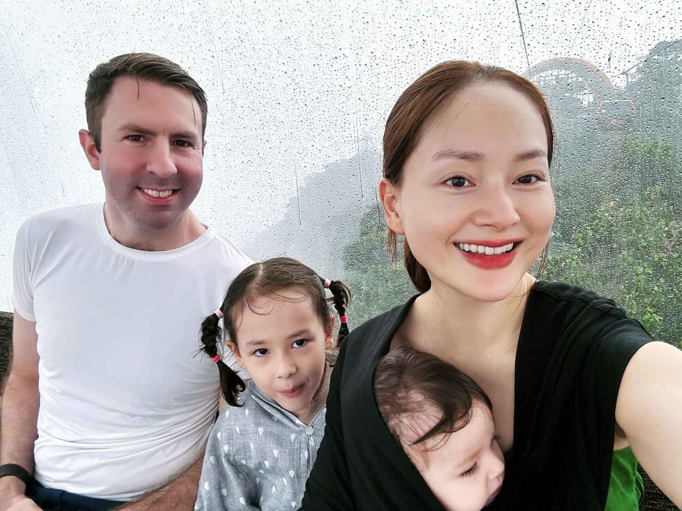 Lan Phương cùng chồng cũ và hai con