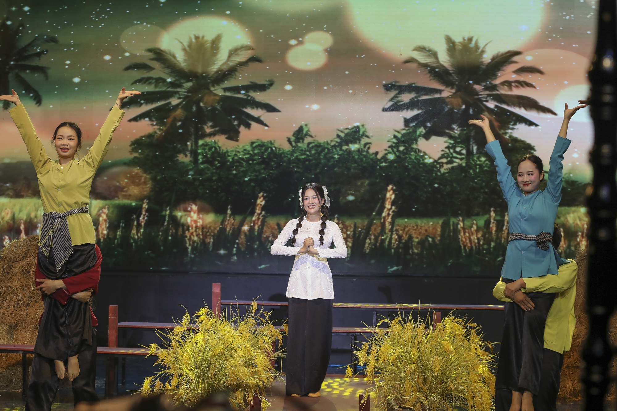 MC Huỳnh Thơ kết hợp vọng cổ, rap trên sân khấu Tình bolero- Ảnh 5. MC Huỳnh Thơ trên sân khấu