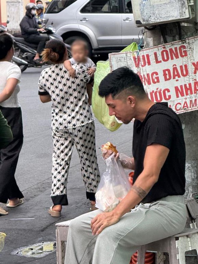 Lương Bằng Quang ăn bánh mì buồn bã