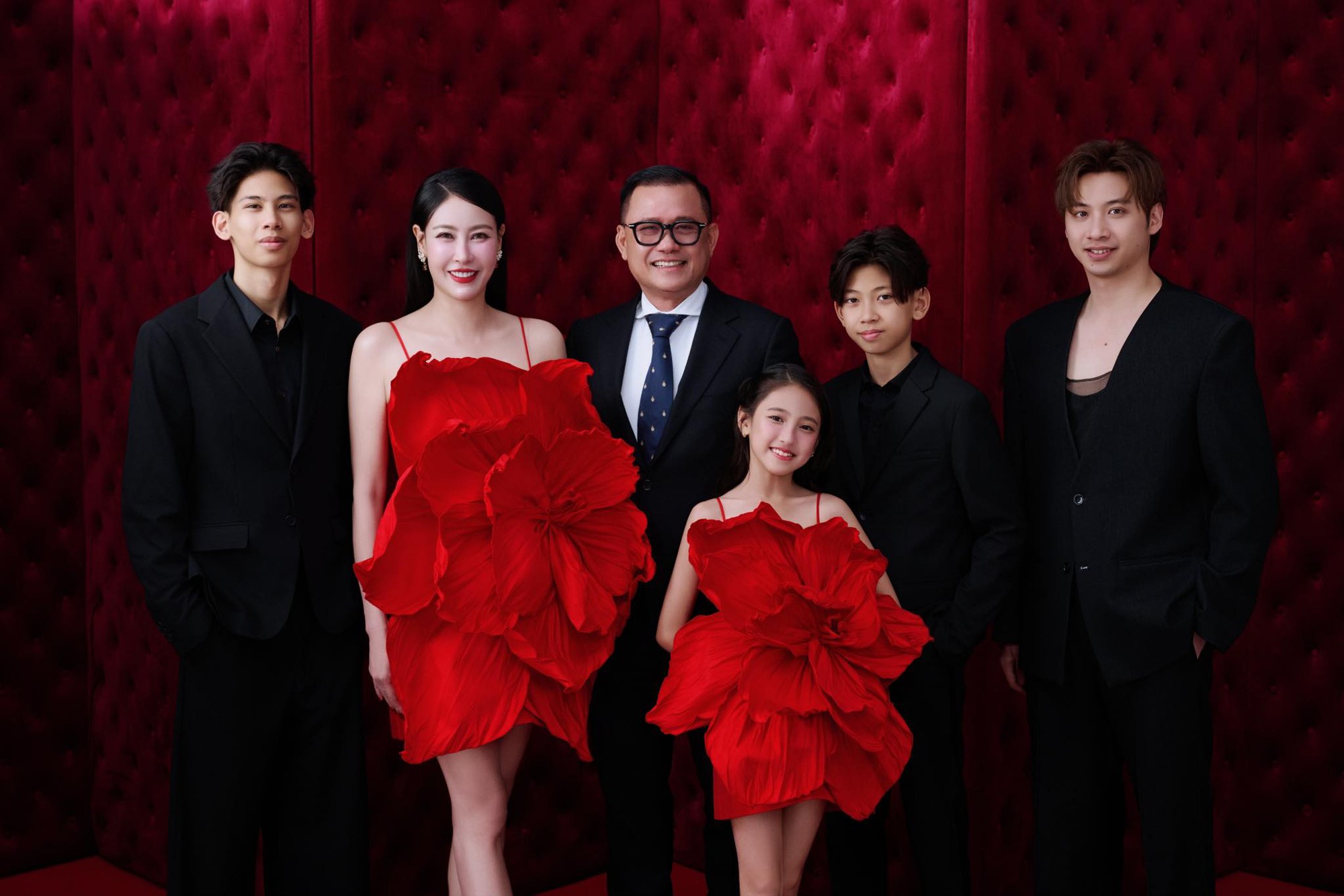 Là mẹ 4 con Gia đình hạnh phúc của Hà Kiều Anh