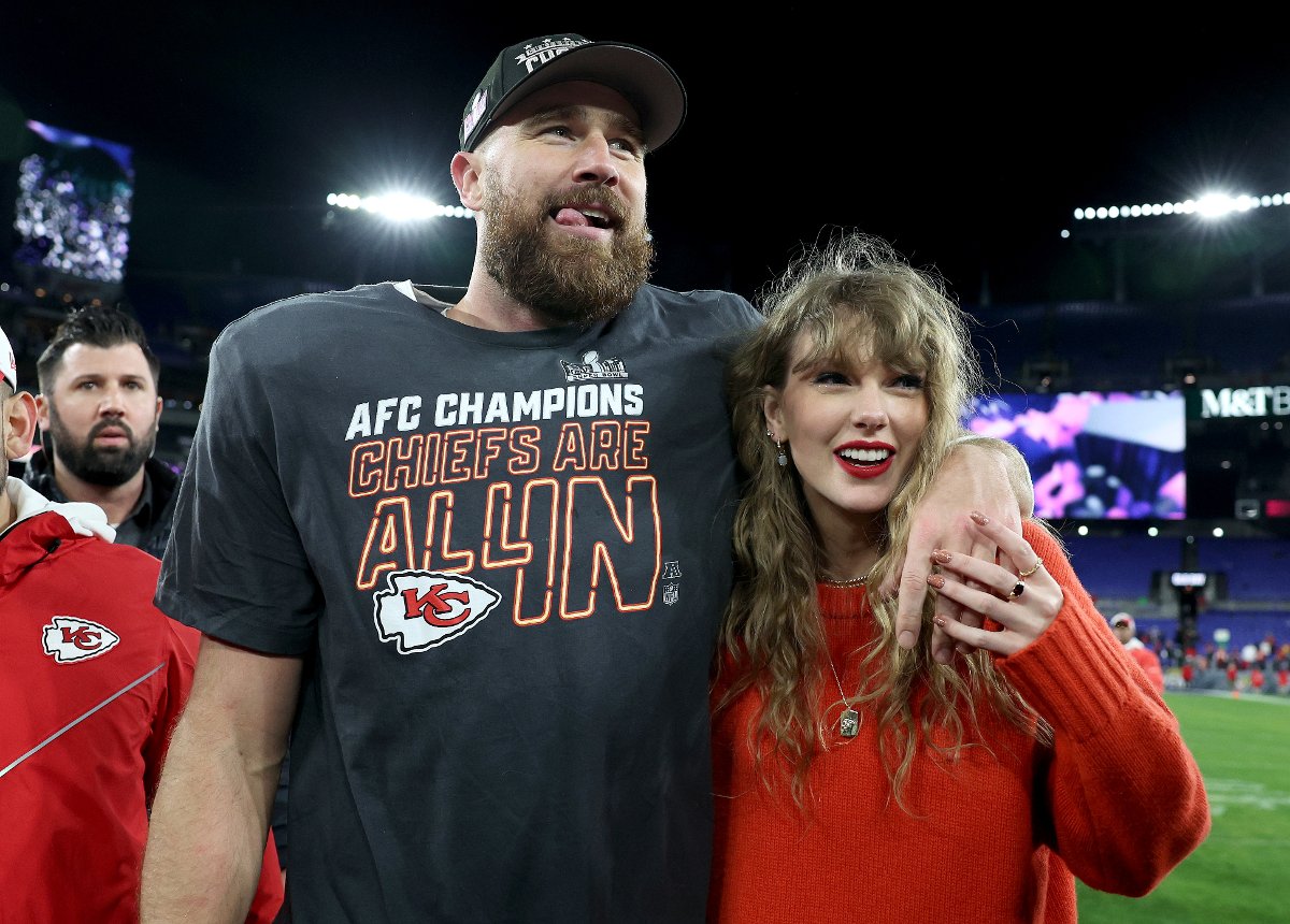 Taylor Swift khai thác vị hôn phu Travis Kelce trong album mới Taylor Swift và Travis Kelce