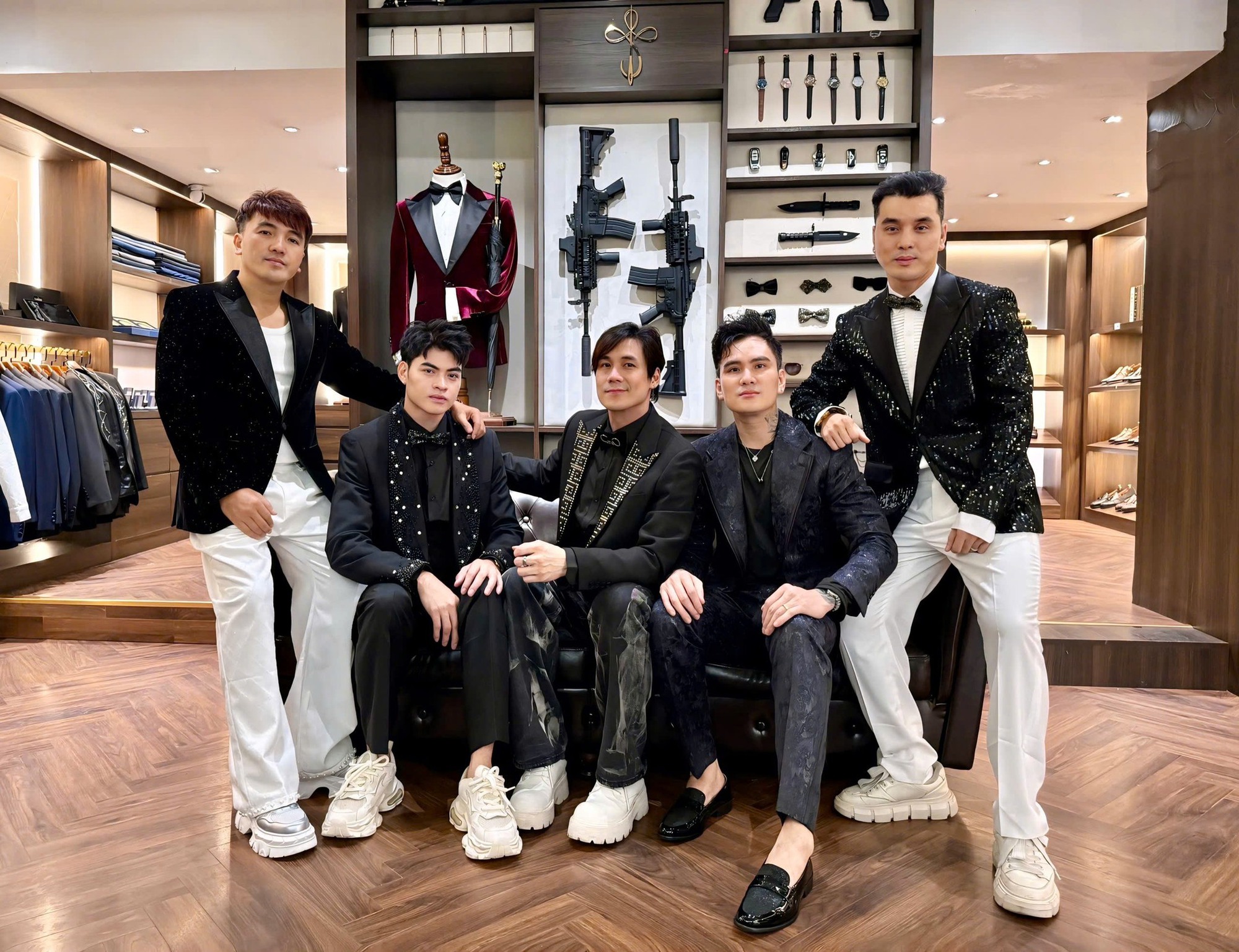 Nhóm Ngũ Hổ Tướng Nhóm Ngũ Hổ Tướng gồm Ưng Hoàng Phúc, Khánh Phương, Lâm Chấn Huy, Dương Ngọc Thái và Lưu Hưng