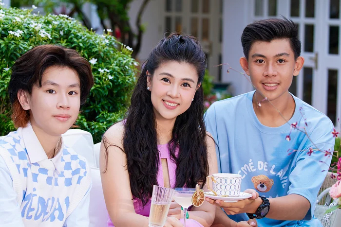 Kim Thư cùng hai con trai