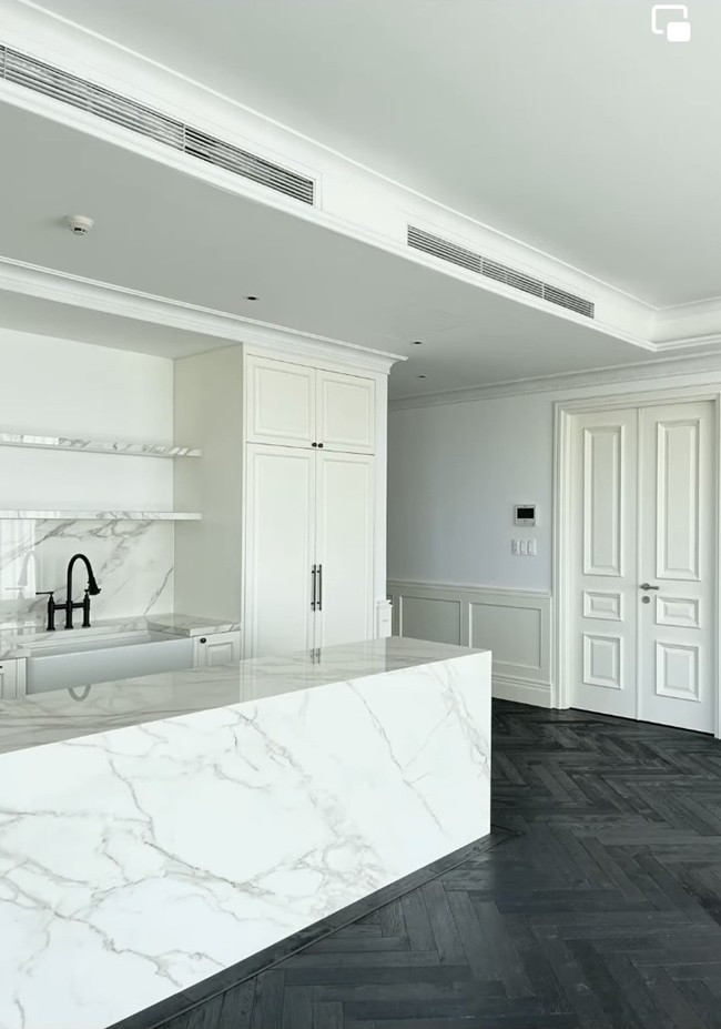 Không gian bên trong căn hộ Đức Phúc Nội thất hiện đại, ánh sáng tự nhiên