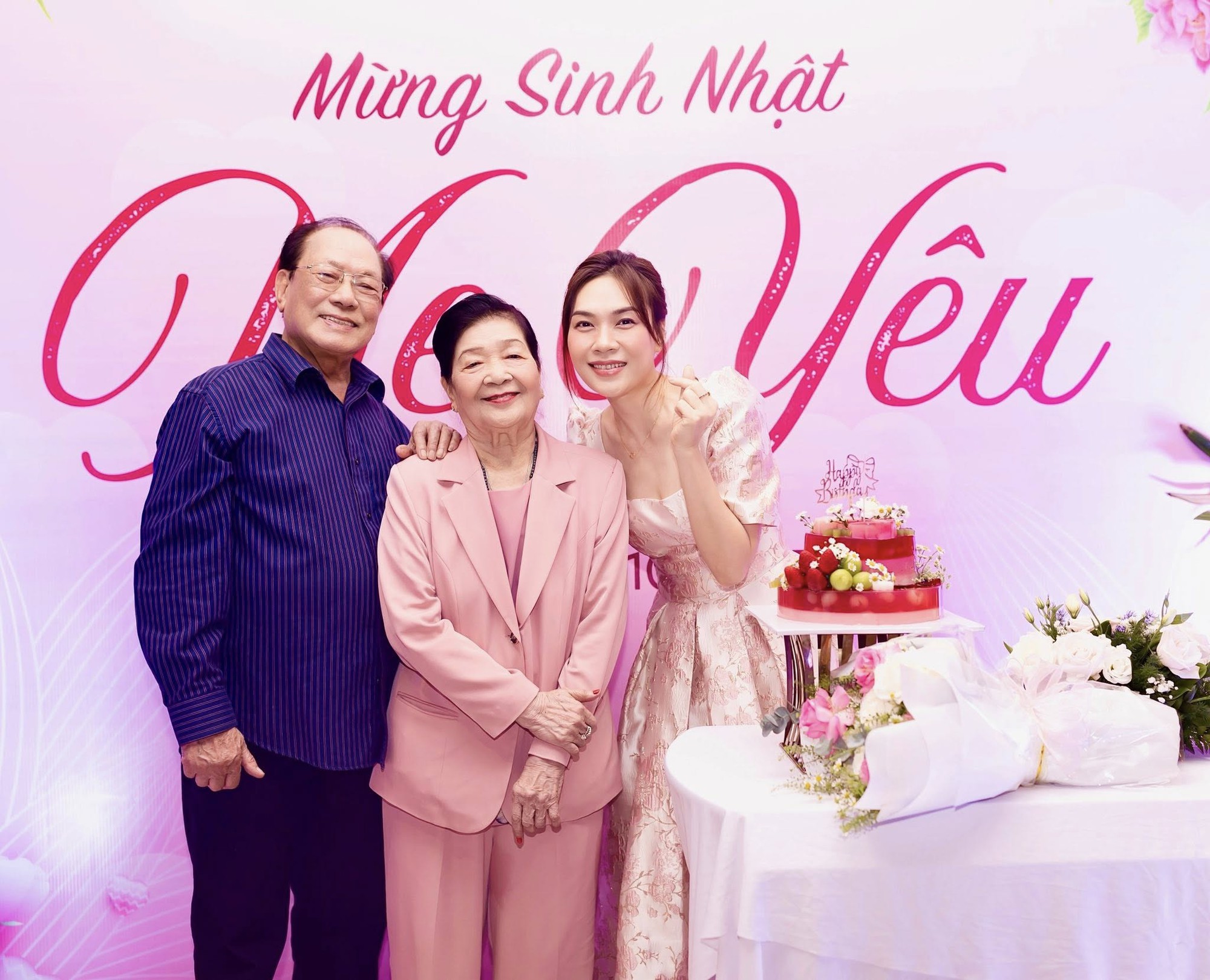 Mỗi năm, Mỹ Tâm đều giành thời gian để về mừng tuổi mẹ