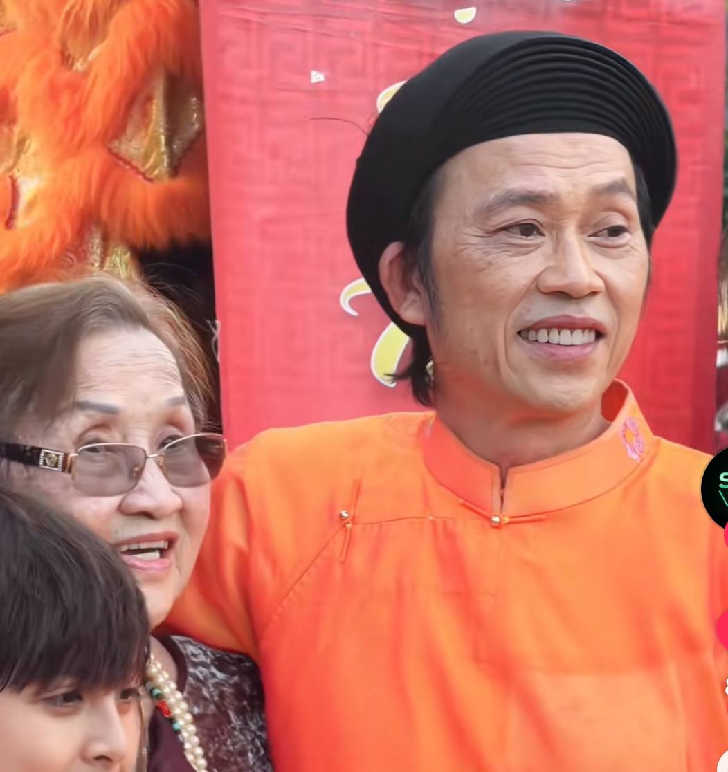 Mẹ của nghệ sĩ Hoài Linh cũng có mặt để tham dự ngày quan trọng này Mẹ nghệ sĩ Hoài Linh tại đền thờ