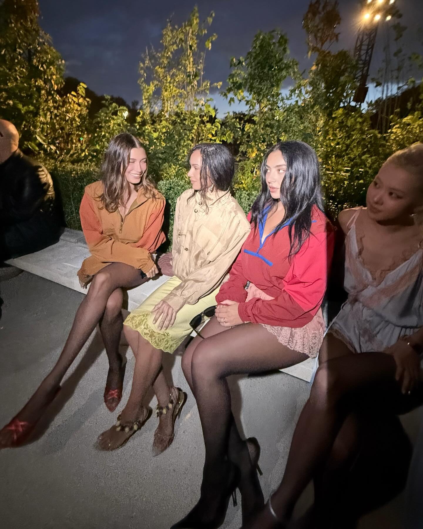 Charli XCX đăng ảnh ‘dìm’ Rosé triệt để trong bóng tối Charli XCX đăng tấm ảnh khiến Rosé kém nổi bật so với các đồng nghiệp