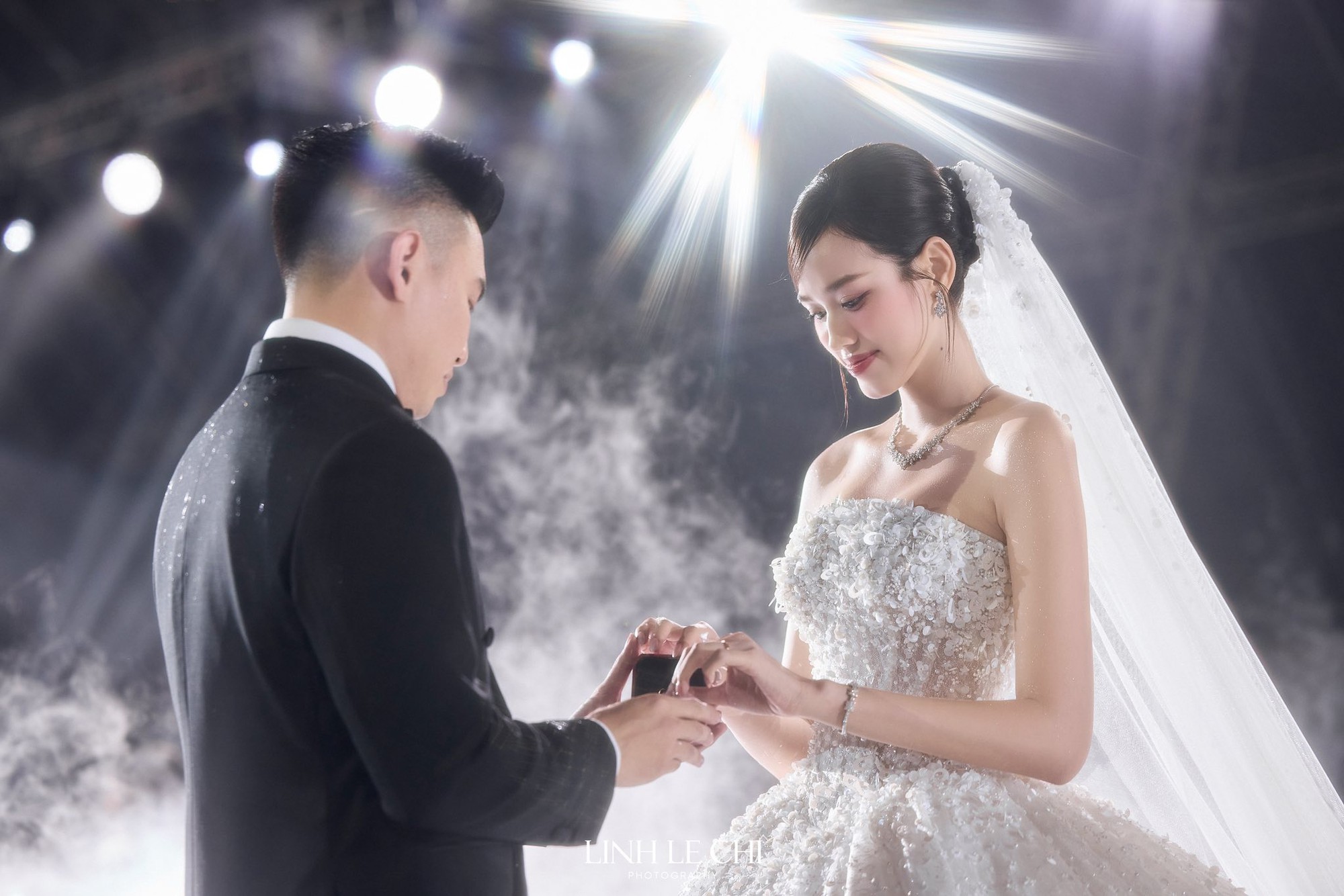 Hôn nhân của Hoa hậu Đỗ Hà bị phá?- Ảnh 5. Khoảnh khắc trong đám cưới Hoa hậu Đỗ Hà