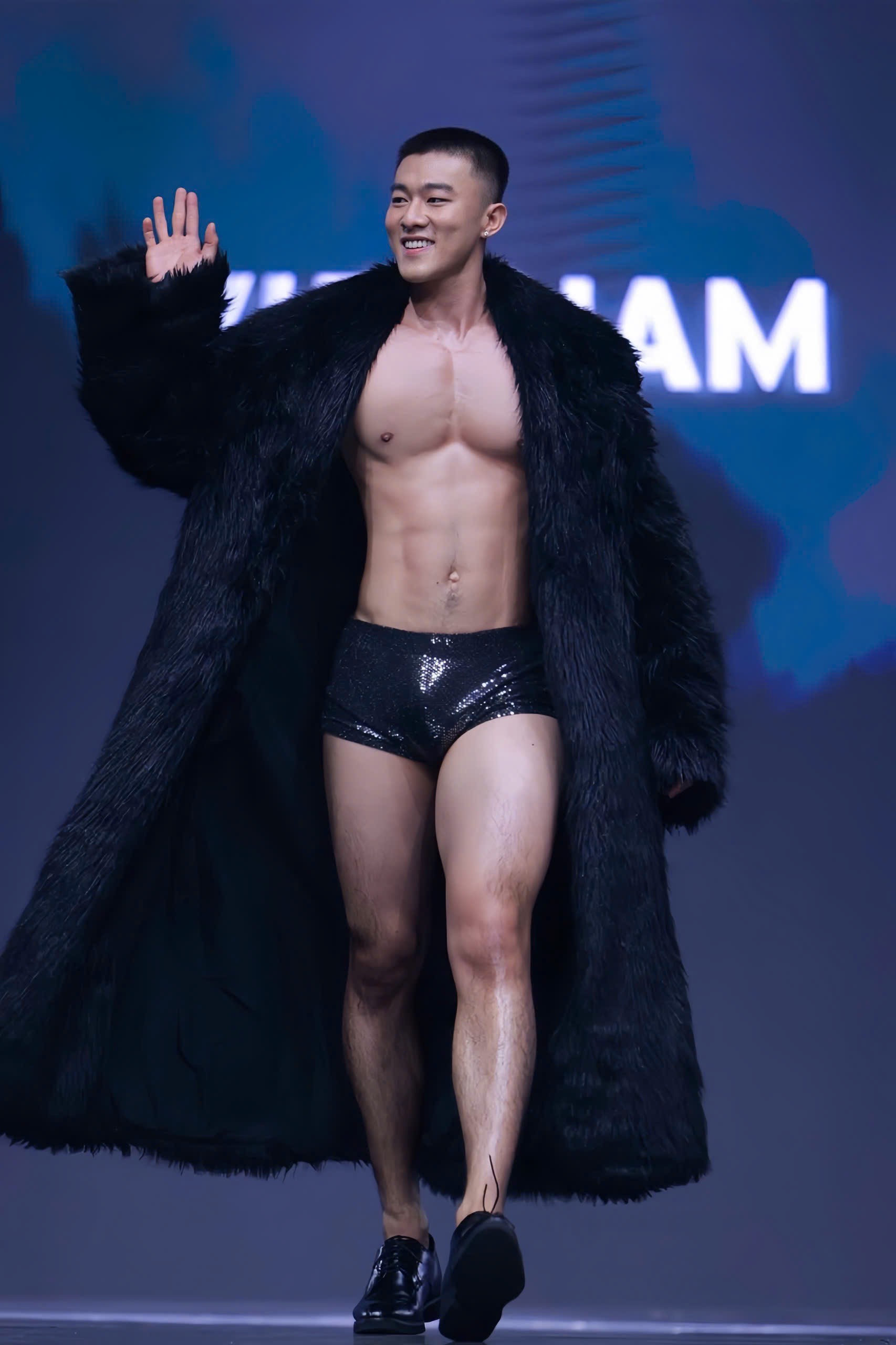 Đoàn Công Vinh bị ngộ độc, nhập viện điều trị sau đêm Bán kết Mister Global 2025- Ảnh 5. Đoàn Công Vinh nỗ lực trong các phần thi