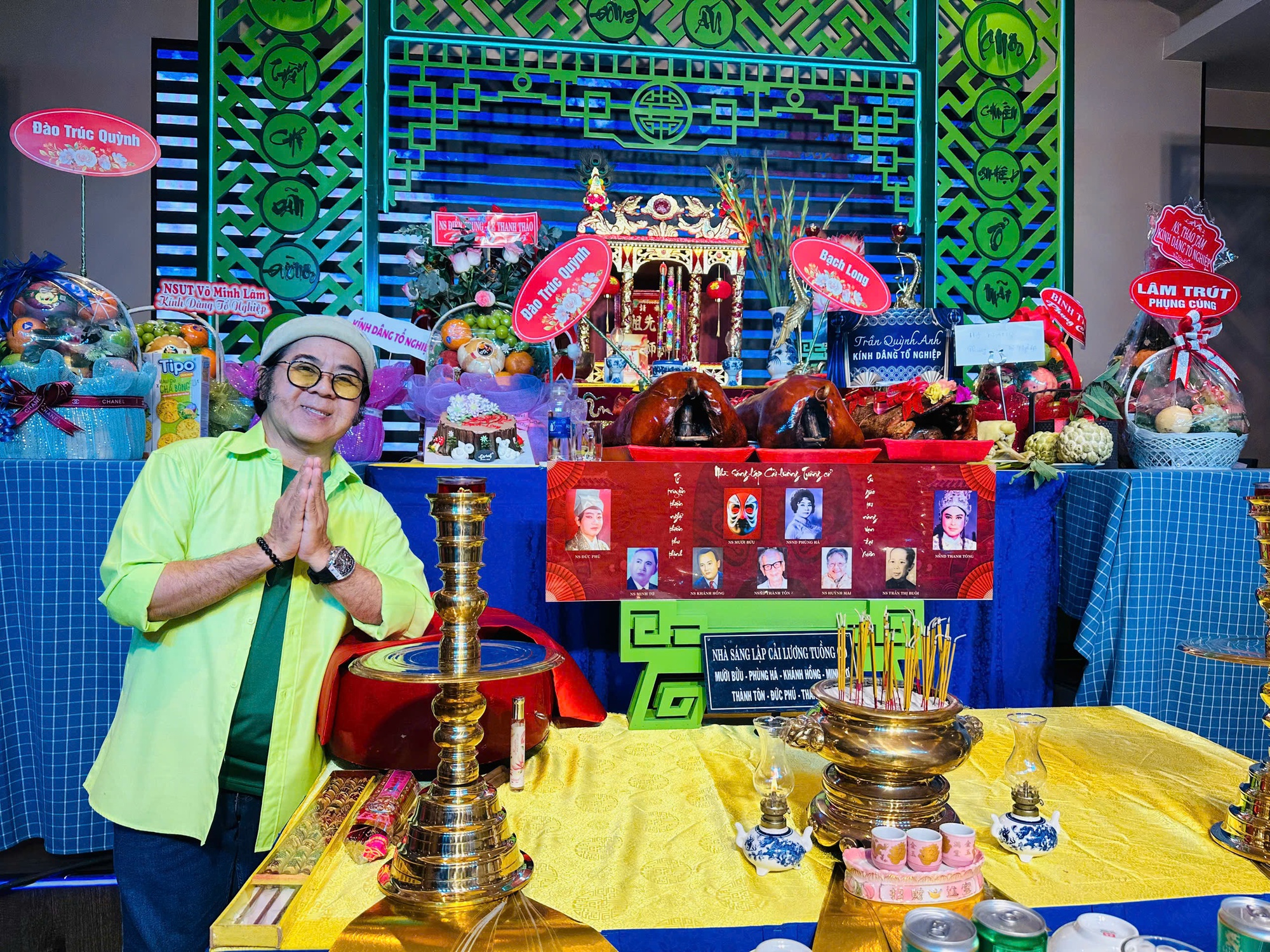 Bàn thờ Tổ đặc biệt của NSƯT Bạch Long NSƯT Bạch Long bên bàn thờ Tổ cải lương