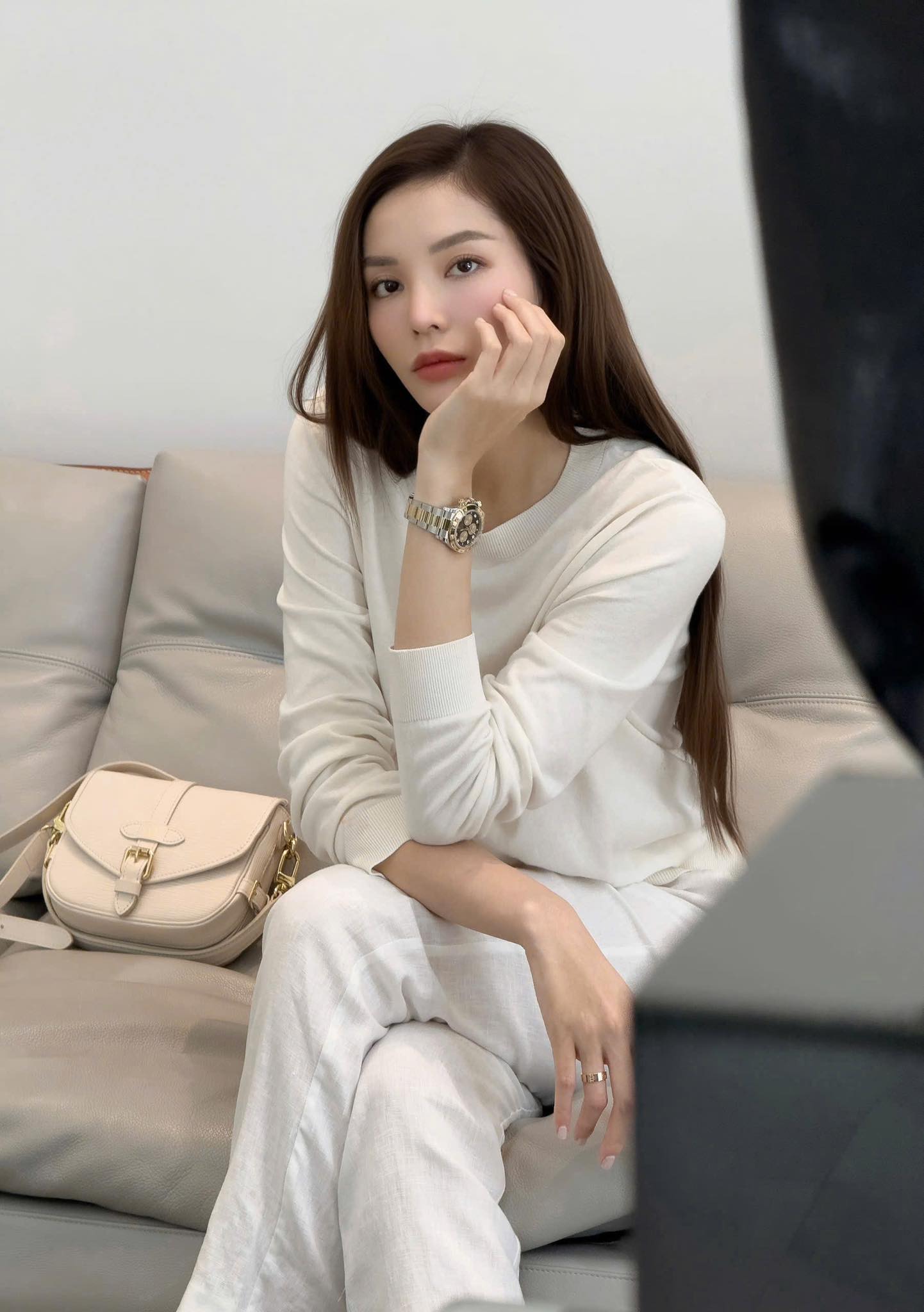 Hoa hậu Kỳ Duyên trục trặc tình cảm?- Ảnh 2. Người đẹp 9x sau đó gấp rút lên tiếng đính chính là do trời mưa nên tâm trạng