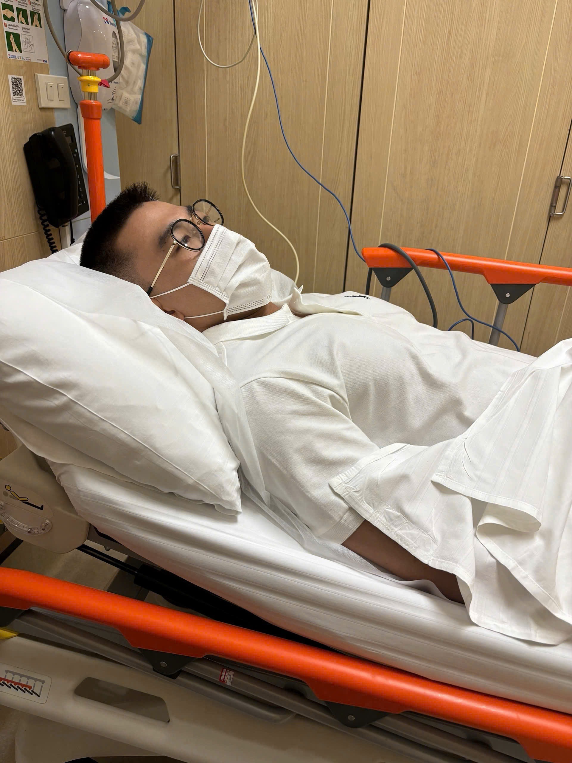 Đoàn Công Vinh bị ngộ độc, nhập viện điều trị sau đêm Bán kết Mister Global 2025- Ảnh 2. Nam thí sinh được chăm sóc y tế tại Thái Lan