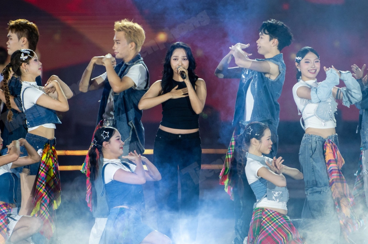 Bảo Anh xin lỗi- Ảnh 1. Bảo Anh mờ nhạt giữa dàn vũ công