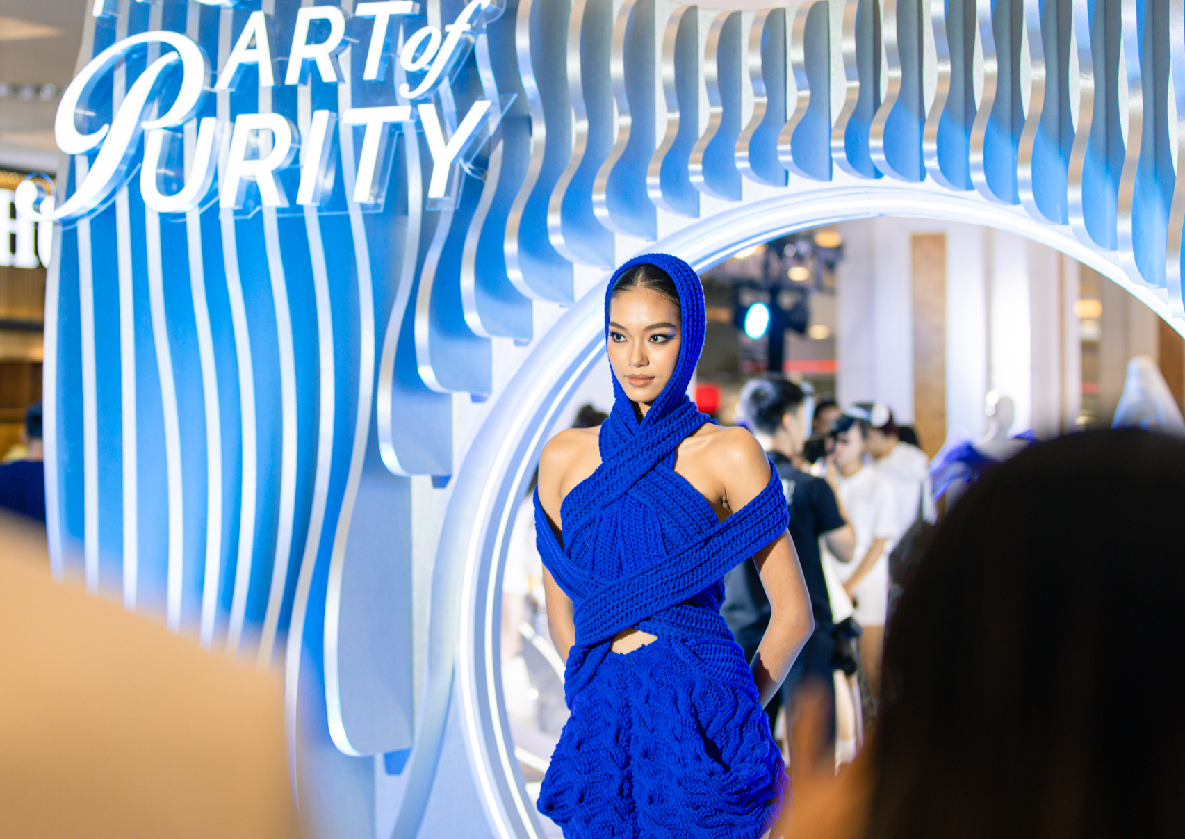 Lại Mai Hoa trong thiết kế xanh cobalt