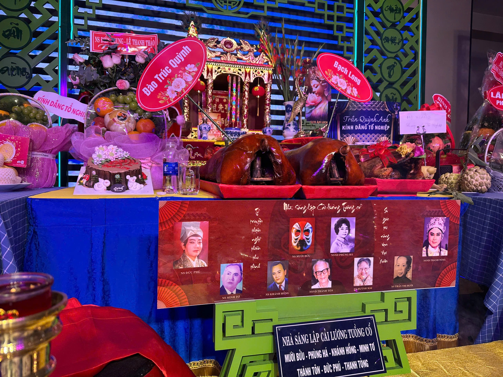 Bàn thờ Tổ của NSƯT Bạch Long Bàn thờ Tổ của NSƯT Bạch Long với chân dung nghệ sĩ tiền bối