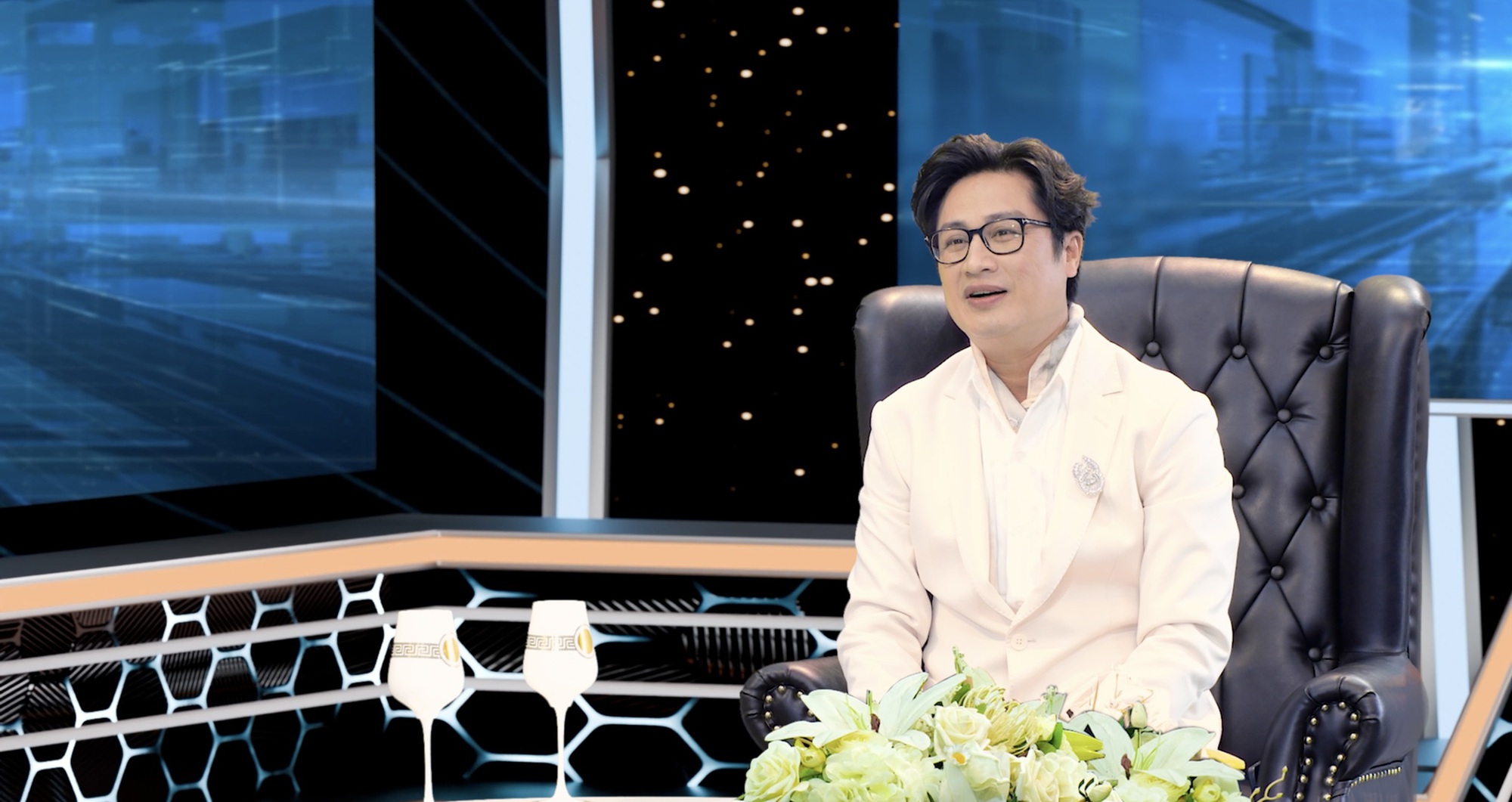 MC Quốc Quân tại một sự kiện ngoài trời Nam MC dẫn dắt chương trình đông người