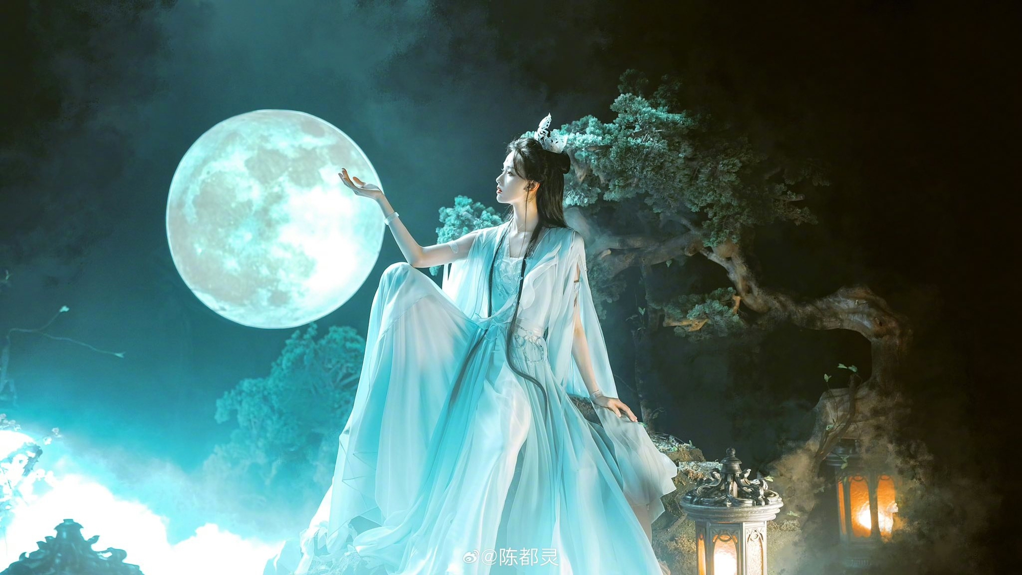 Tứ đại mỹ nhân phải có thêm người thứ 5 mới đúng: Tranh vẽ cũng khó đẹp được vậy, thần nữ phải chịu thua 3 phần- Ảnh 1. Trần Đô Linh thực hiện bộ ảnh Kính Hoa Thủy Nguyệt mừng sinh nhật tuổi mới.