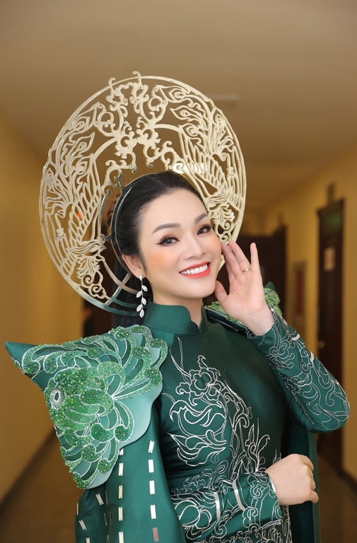 Nữ ca sĩ là lãnh đạo có học vị tiến sĩ, lấy chồng hai là Viện trưởng- Ảnh 2. Tân Nhàn biểu diễn