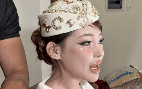 Hình ảnh Ngân 98 chuẩn bị biểu diễn