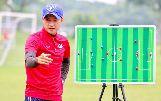 Vợ chồng Thuỷ Tiên - Công Vinh hiện tại- Ảnh 3. Công Vinh với vai trò huấn luyện viên