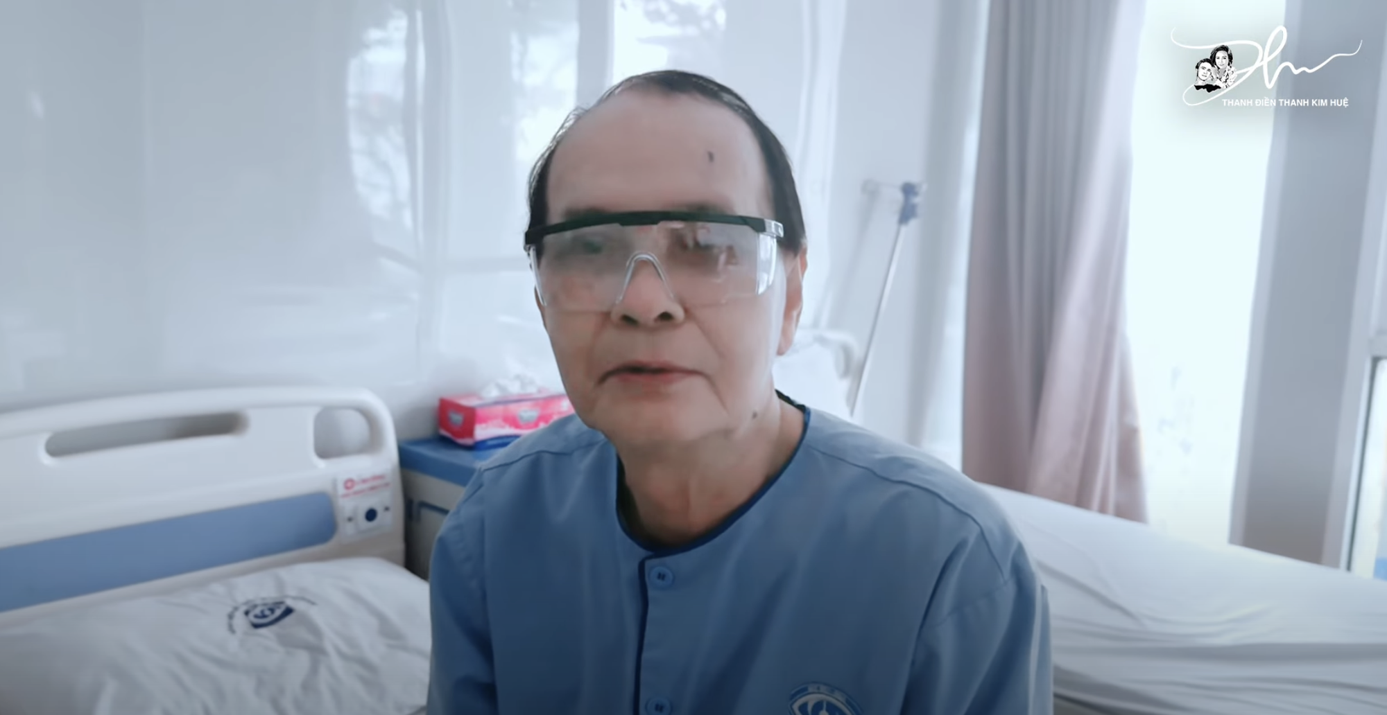 Nam nghệ sĩ Việt ai cũng biết mặt có nguy cơ bị mù vĩnh viễn, đi đến đâu bác sĩ cũng lắc đầu- Ảnh 2. Nghệ sĩ Thanh Điền đang trong quá trình điều trị với hy vọng sẽ giữ lại được ánh sáng