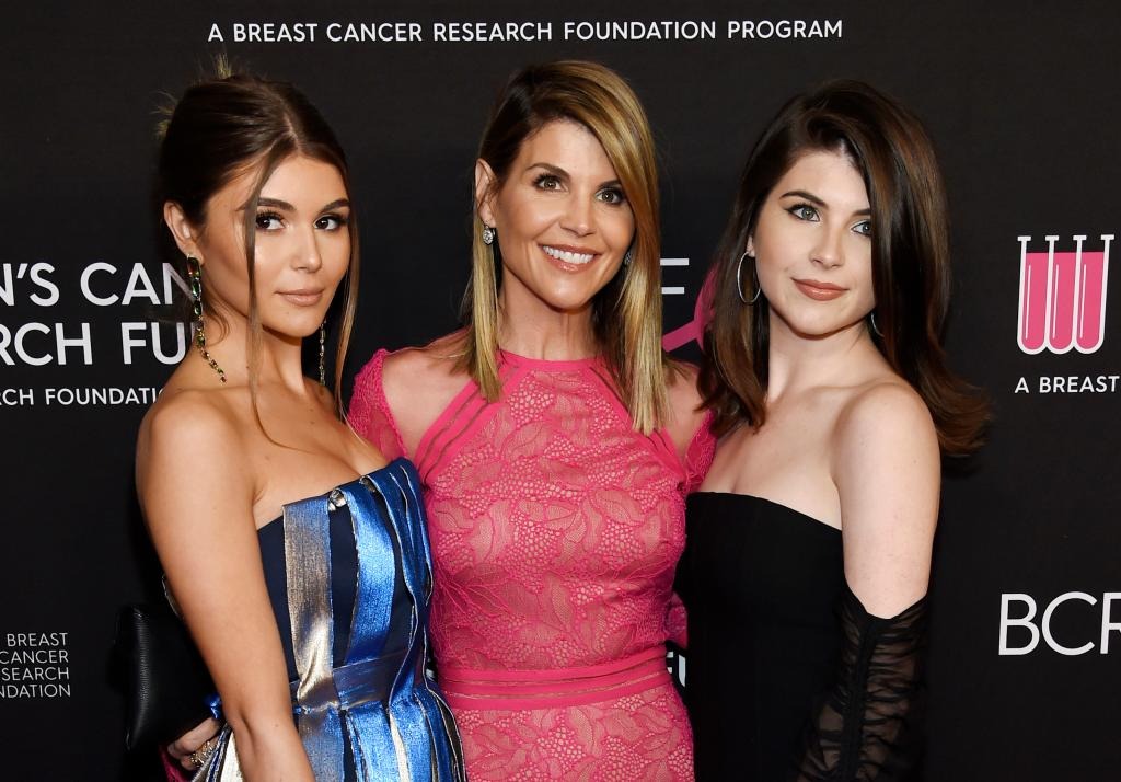 Lori Loughlin và chồng chịu án tù vì hối lộ trường học