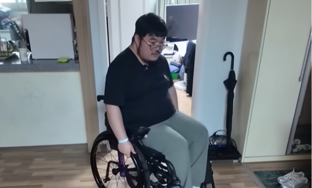 Nam ca sĩ phải dùng xe lăn sau tai nạn