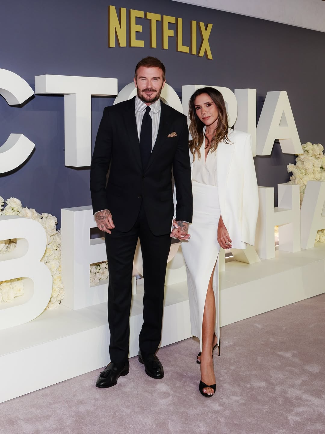 Hoạt động chung trong phòng ngủ của hai vợ chồng Beckham Cặp đôi đeo mặt nạ đèn LED cùng nhau