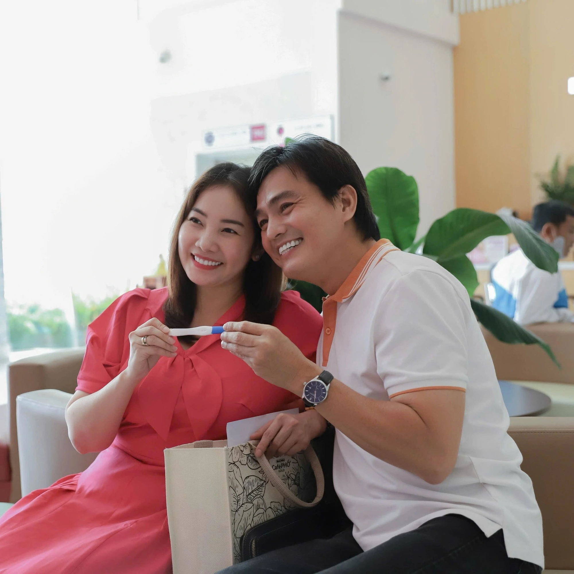 Chuẩn bị lên chức bố ở tuổi 50. Nam diễn viên chuẩn bị làm bố
