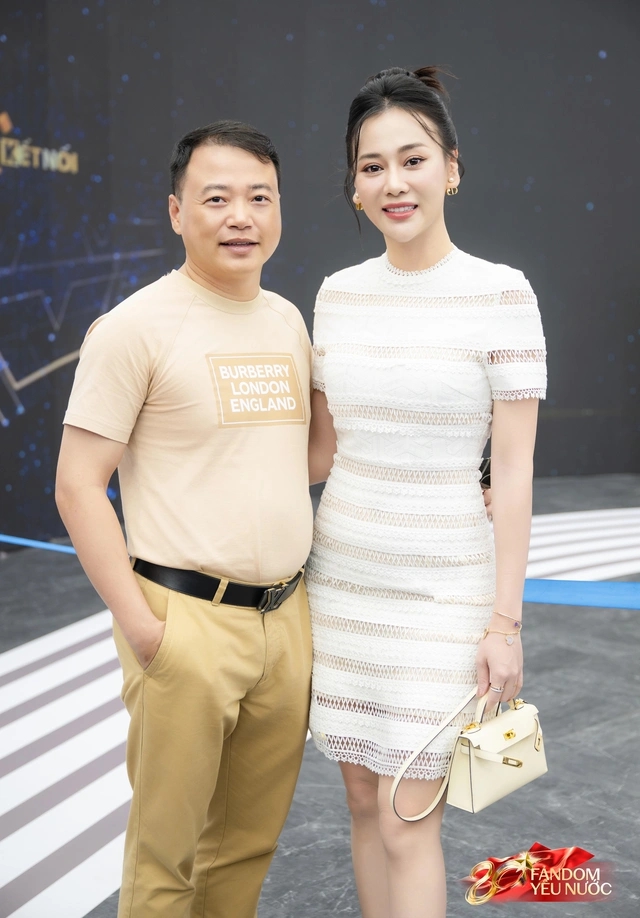 Động thái mới nhất của Phương Oanh- Ảnh 3. Phương Oanh và doanh nhân Nguyễn Hòa Bình