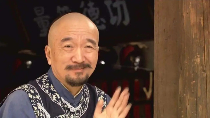 'Tể tướng Lưu gù' nổi tiếng một thời giờ ra sao?- Ảnh 2. Lý Bảo Điền sống kín đáo tránh xa showbiz