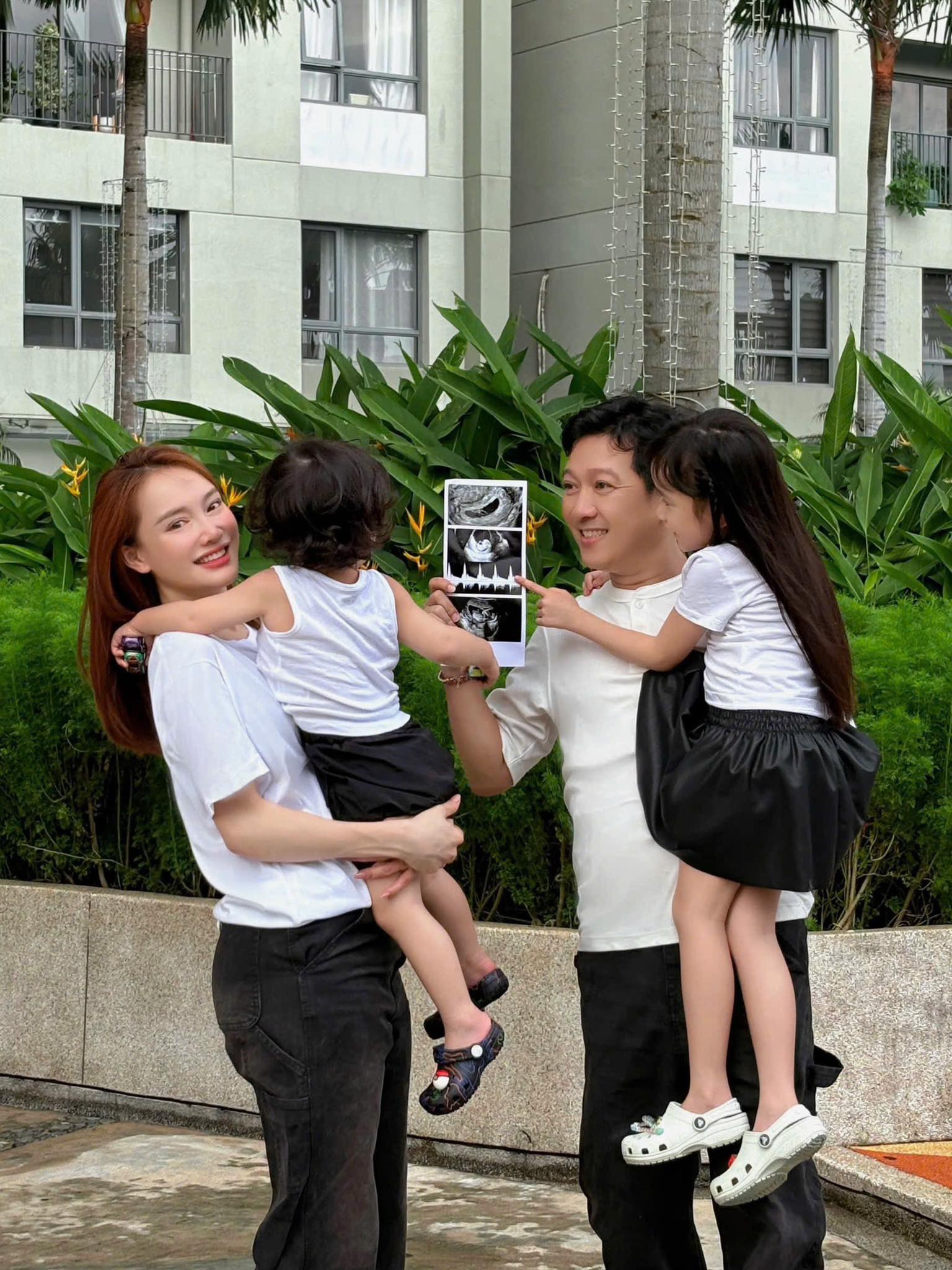 Trường Giang công khai ảnh rõ nét dung mạo con trai- Ảnh 5. Vợ chồng Trường Giang sắp chào đón em bé thứ 3