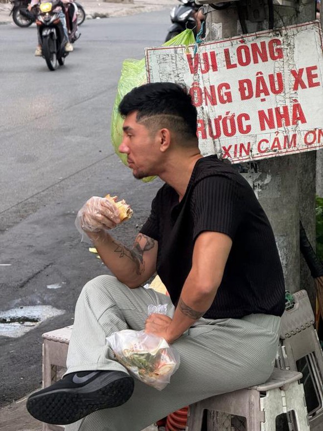 Lương Bằng Quang thất thần ngồi ăn bánh mì