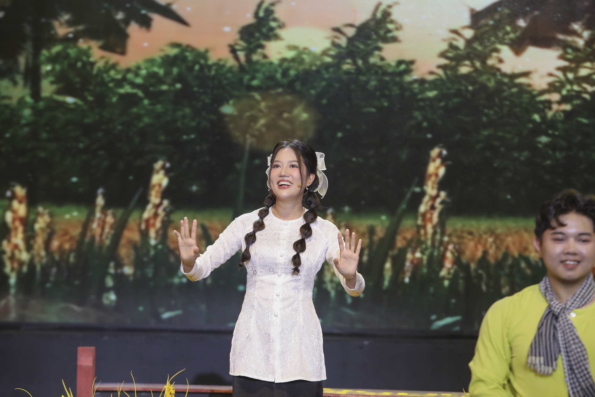 MC Huỳnh Thơ kết hợp vọng cổ, rap trên sân khấu Tình bolero- Ảnh 2. MC Huỳnh Thơ trong phần trình diễn