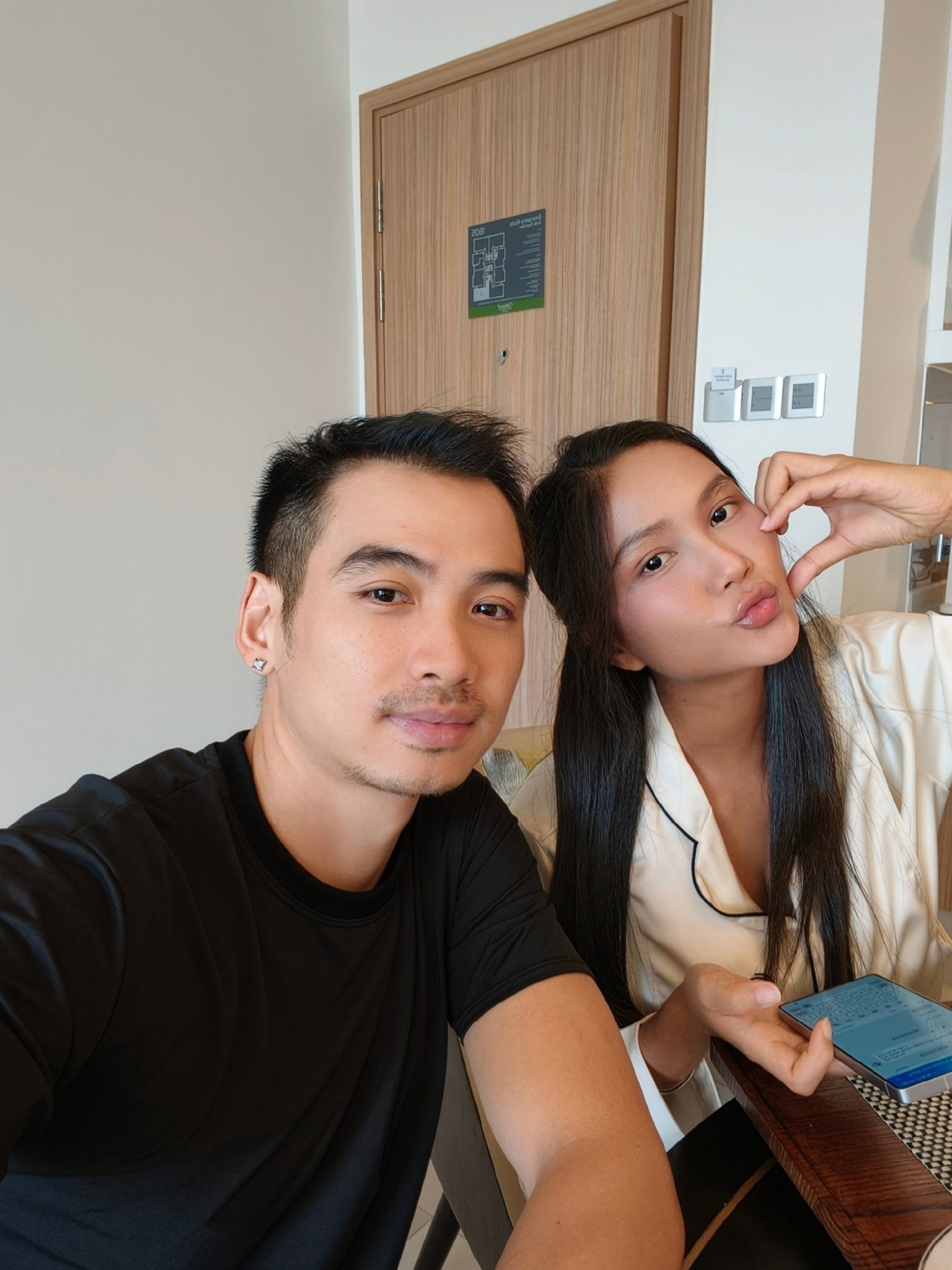 Gương mặt biến dạng sau sinh của H'Hen Niê- Ảnh 4. H'Hen Niê cùng chồng chăm sóc ái nữ đầu lòng