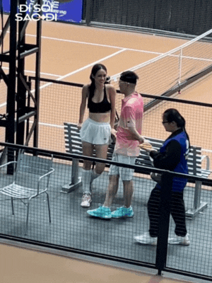 Doanh nhân Đức Phạm lại bị tóm thân mật với Á hậu Vbiz trên sân pickleball- Ảnh 3. Cặp đôi doanh nhân và Á hậu trò chuyện vui vẻ