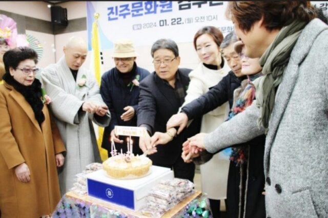 Kim Soo Jin là ca sĩ kiêm phát thanh viên truyền hình tại Jinju Kim Soo Jin – ca sĩ kiêm phát thanh viên