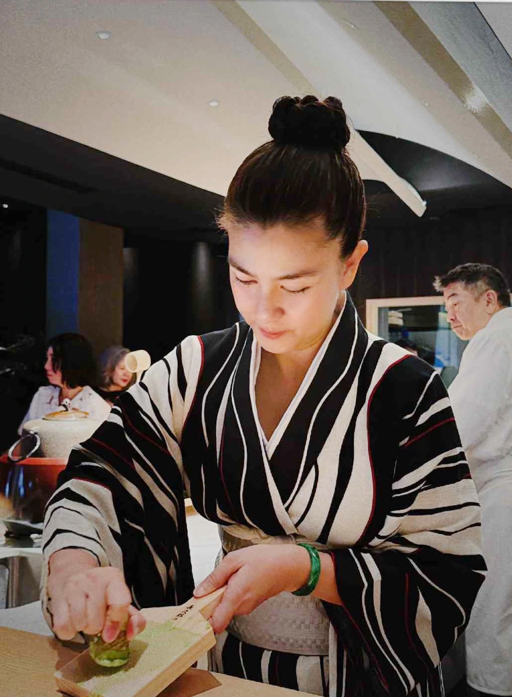 Kim Thư tại nhà hàng mới