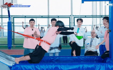 Trong quá trình treo người để lấy nước, Trấn Thành lộ rõ vòng 2 bé mỡ Vòng 2 tròn trịa của Trấn Thành