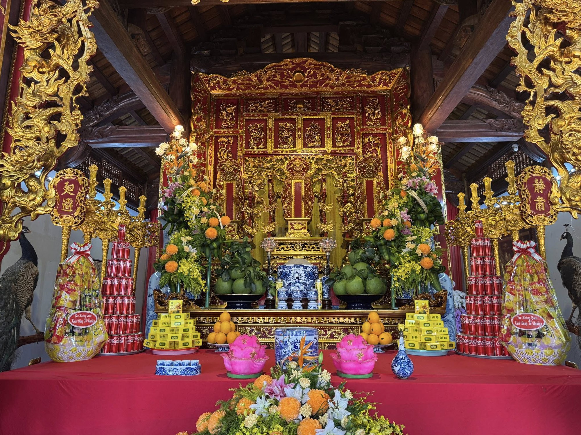 Bên trong đền thờ Tổ được sắp xếp trang trọng và chỉn chu Không gian bên trong đền thờ