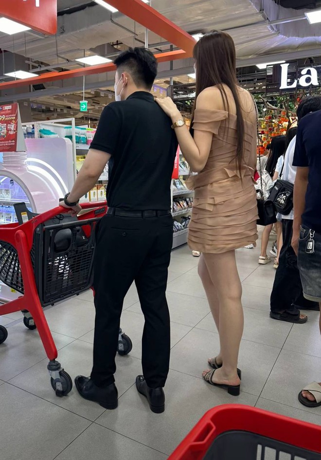 Hoa hậu Đỗ Thị Hà và vị hôn phu nhiều lần đi siêu thị cùng nhau