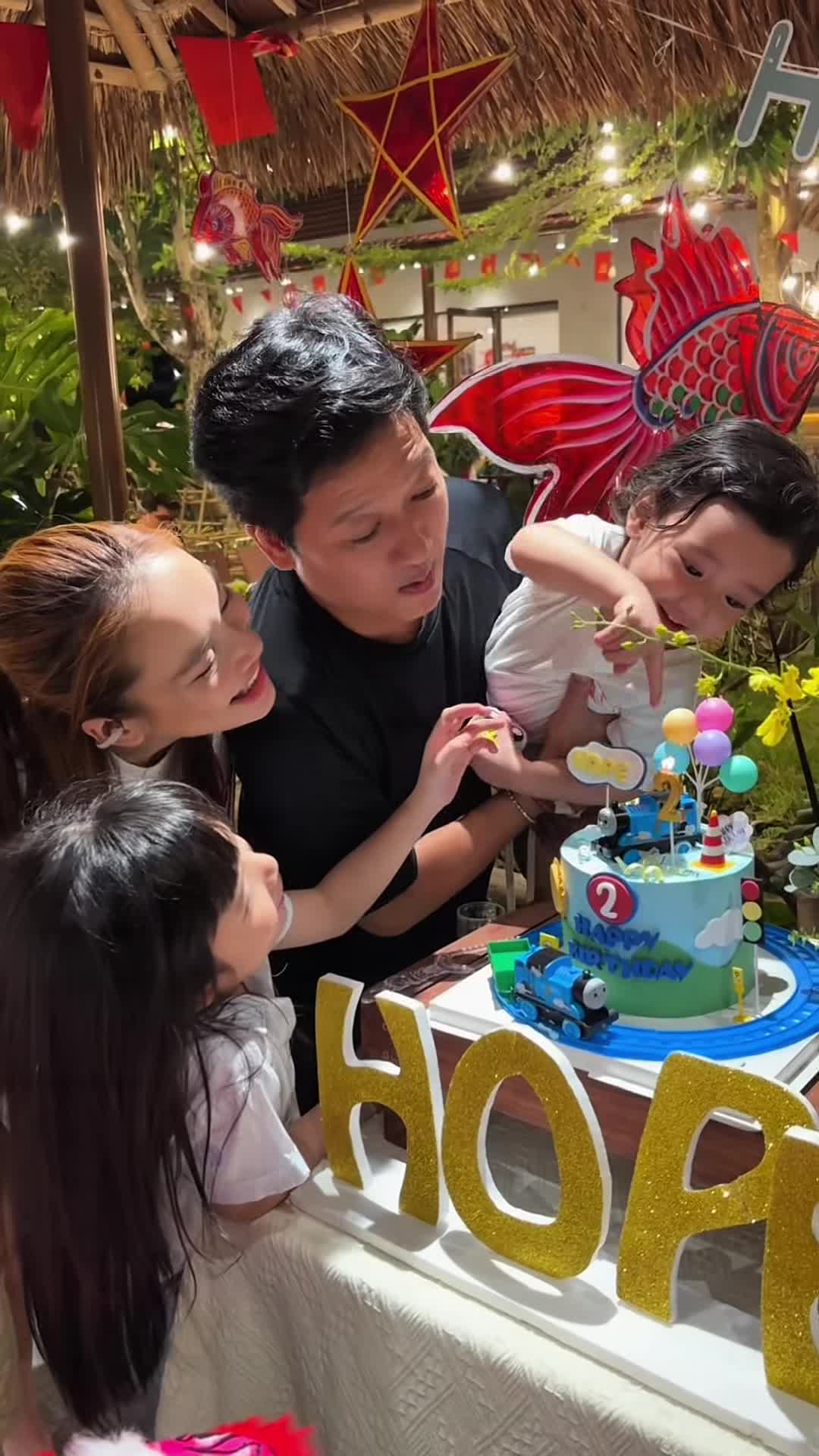 Khoảnh khắc hạnh phúc của gia đình Trường Giang - Nhã Phương Video khoảnh khắc hạnh phúc của gia đình Trường Giang - Nhã Phương