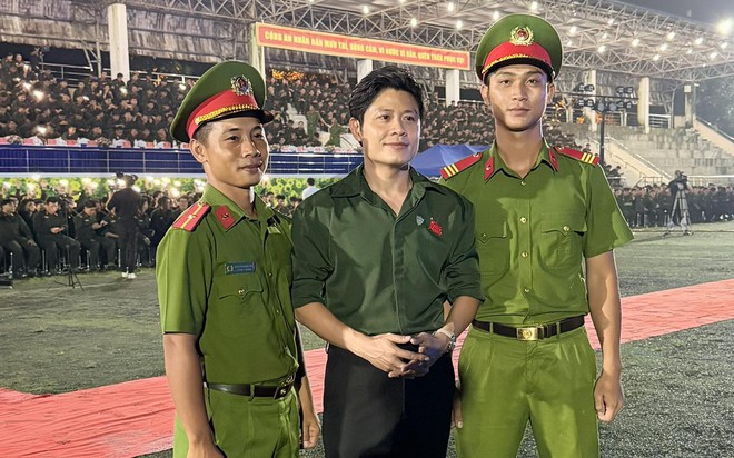 Bức ảnh gây xôn xao của nhạc sĩ Nguyễn Văn Chung Nhạc sĩ chụp cùng hai chiến sĩ công an với biểu cảm nghiêm túc